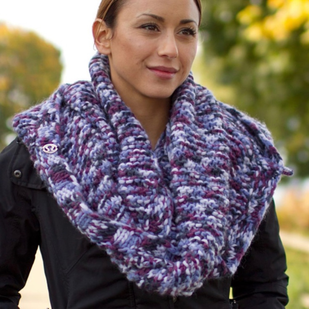Lululemon Hickey Hider scarf